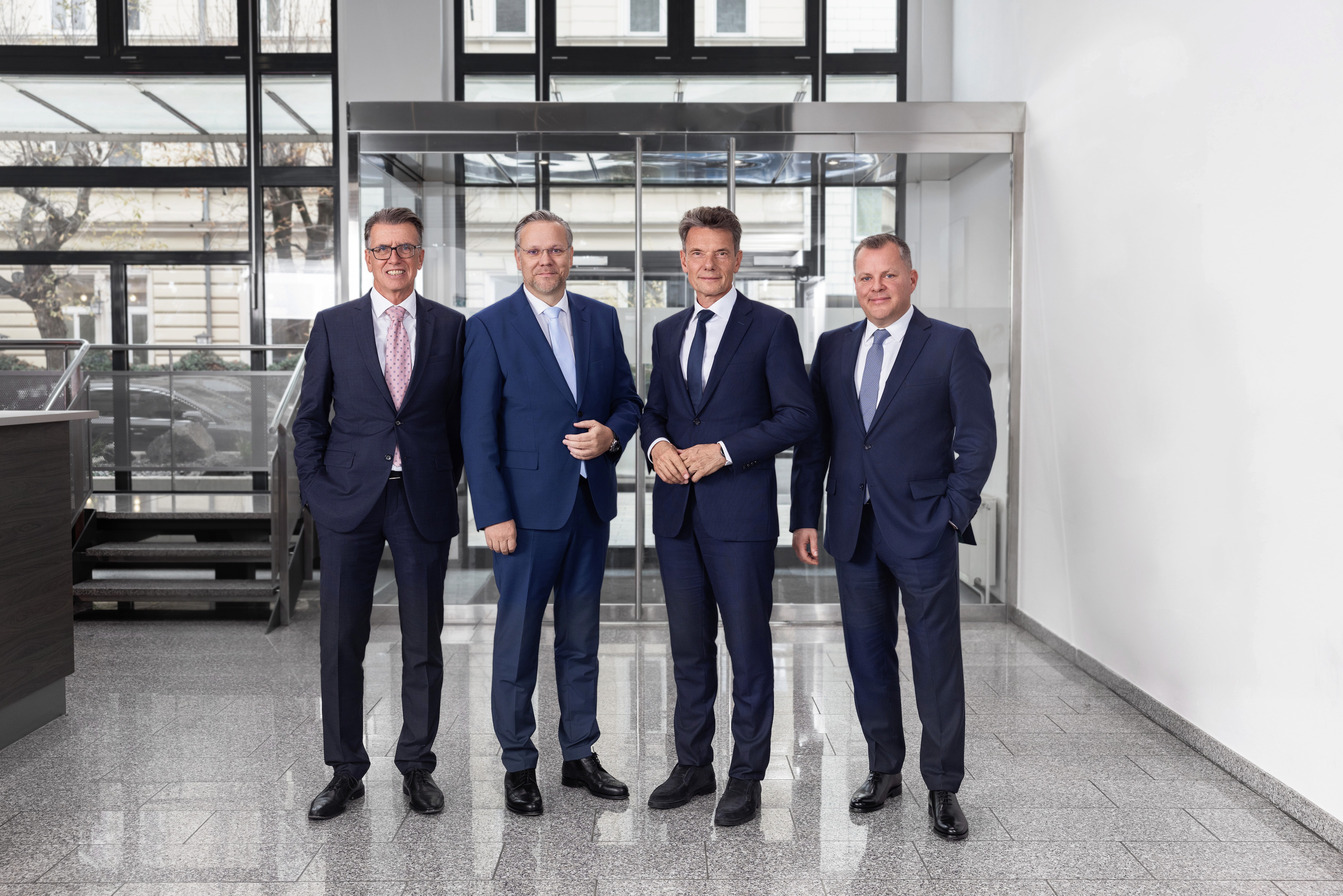 Die vier Vorstände der Swietelsky AG im Foyer des Headquarters.